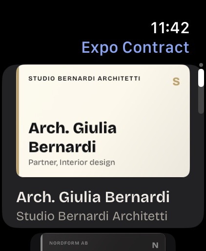 Expo Contract auf der Apple Watch: die Karte von Arch. Giulia Bernardi, darunter die der nächsten Person