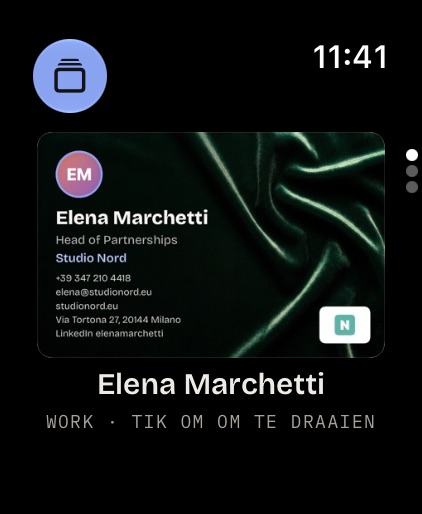 Het kaartje van Elena Marchetti op de Apple Watch, omgedraaid vanaf de QR-code