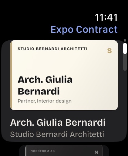 Expo Contract op de Apple Watch: het kaartje van Arch. Giulia Bernardi, en daaronder dat van de volgende persoon